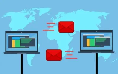 Zwei Computer, die Mails versenden