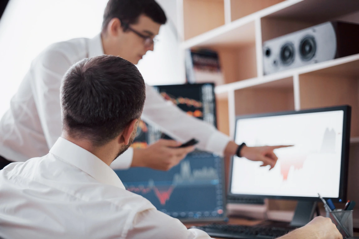 Zwei Mitarbeiter bei der GAP-Analysen